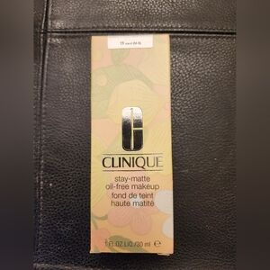 Clinique Stay-Matte Oil-Free Makeup in 19 Sand